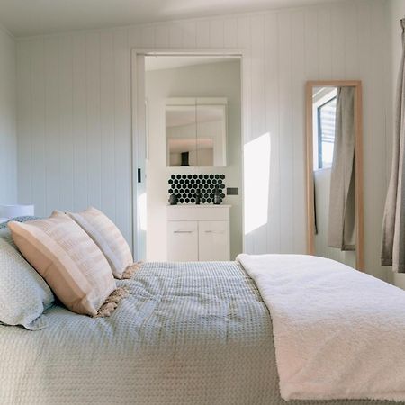 Mountain Cabin - Central, Cosy And Cute With Views Wanaka Eksteriør billede