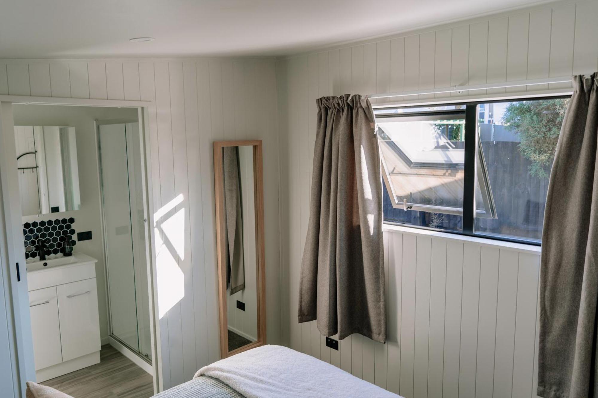 Mountain Cabin - Central, Cosy And Cute With Views Wanaka Eksteriør billede
